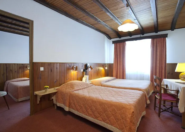 Hotel Logis La Petite Chaumiere Gex
